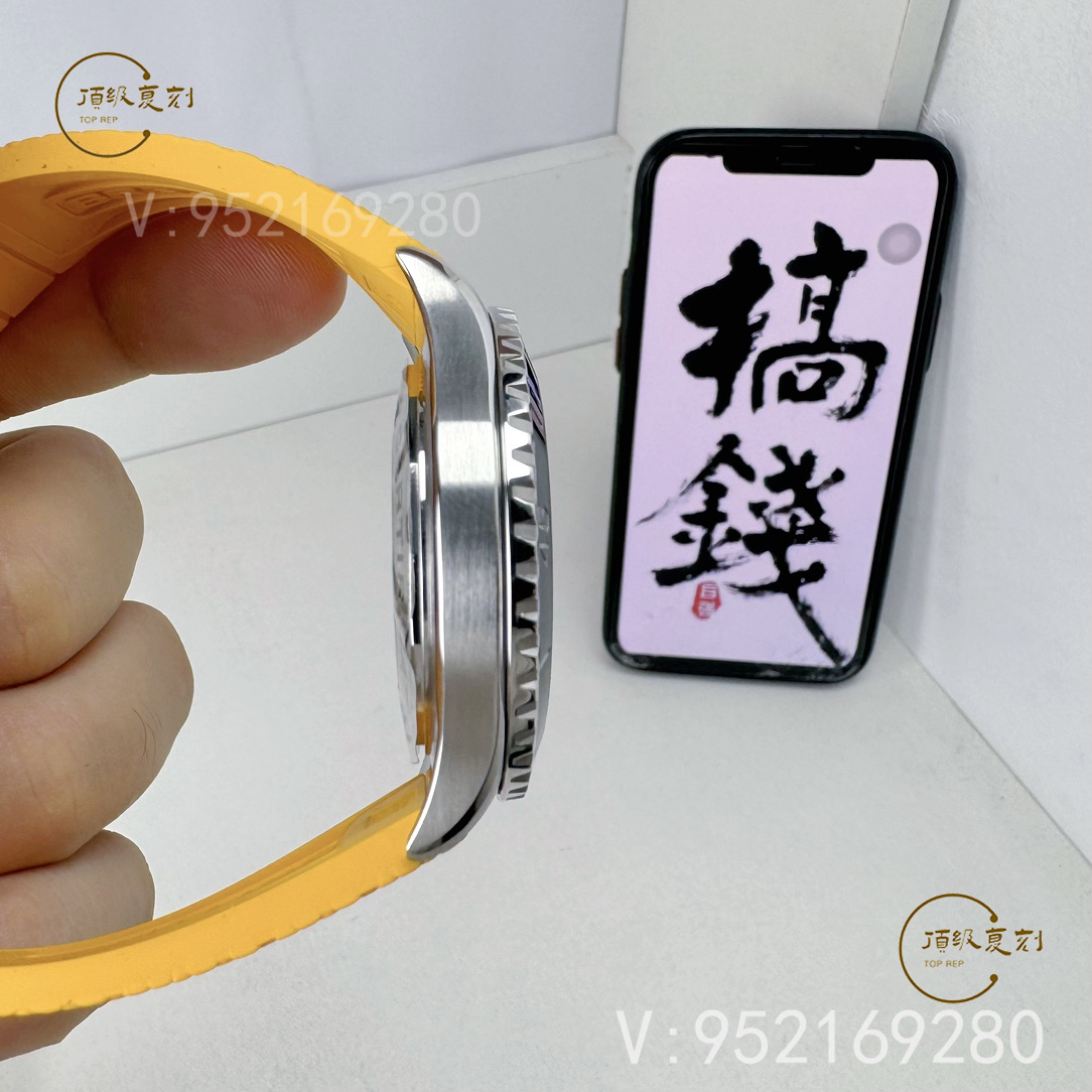 BLS廠(chǎng)百年靈超級(jí)海洋彩虹盤(pán)A17375211:2824機(jī)芯搭載的精致復(fù)刻-復(fù)刻表